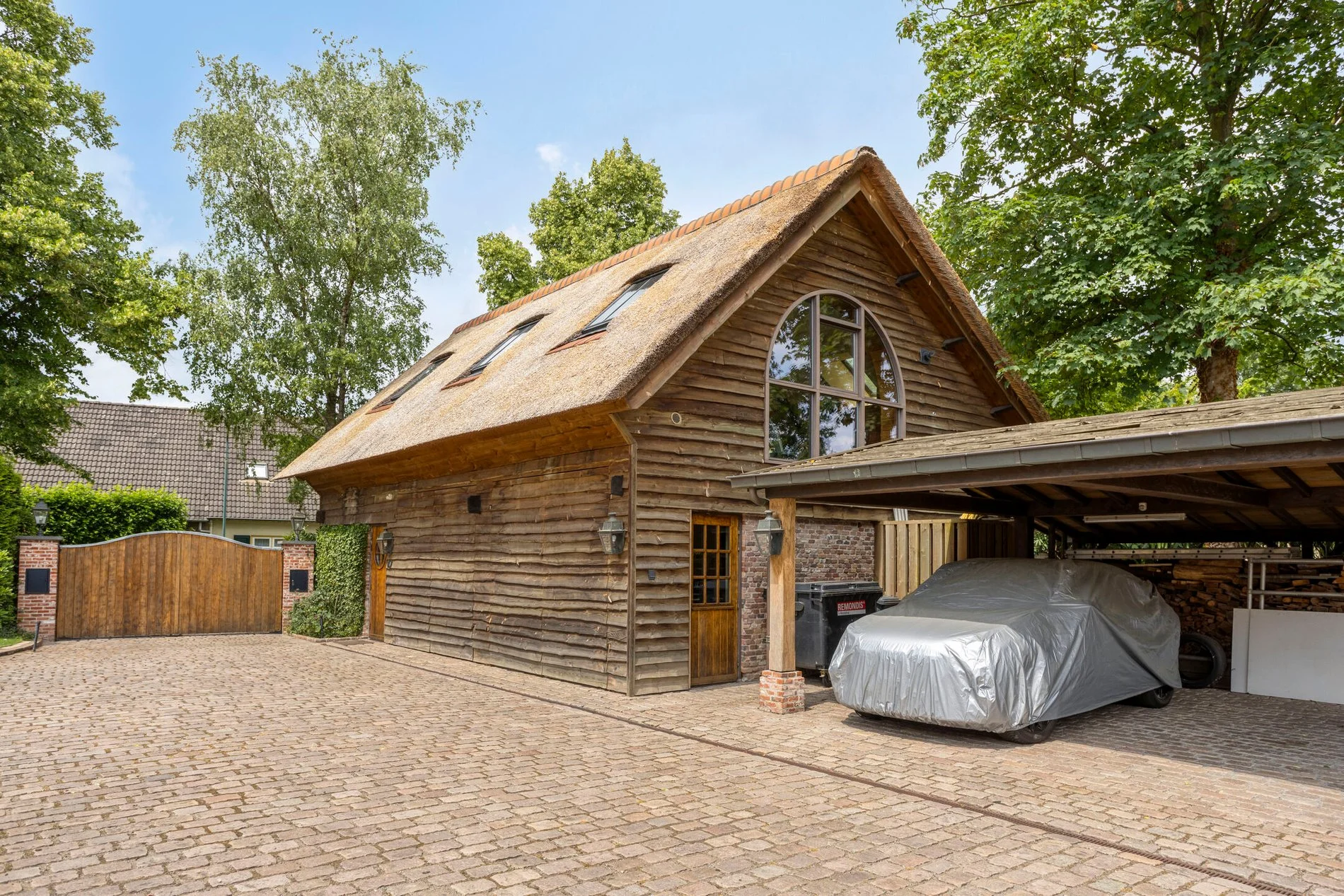 Exterior photo 7