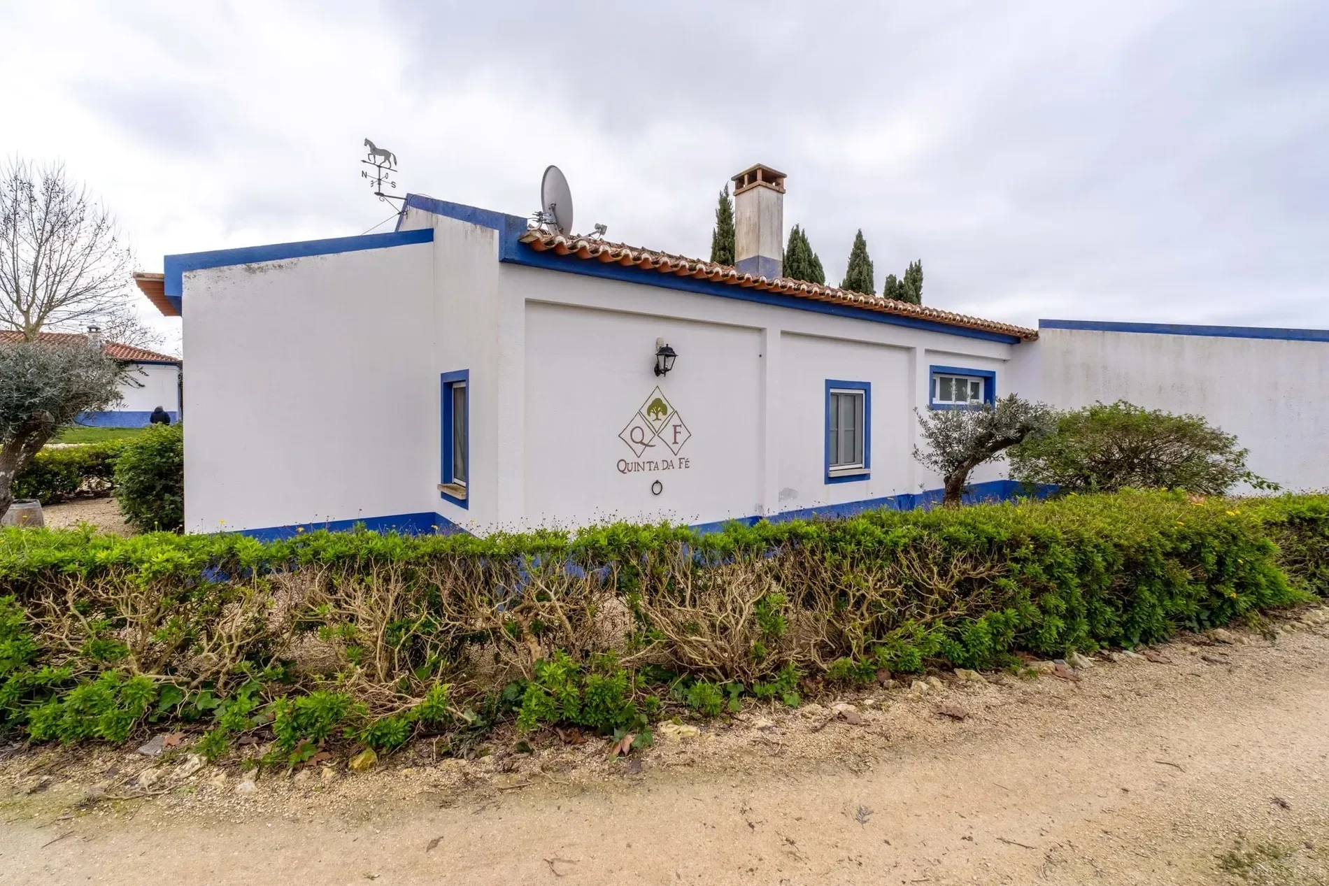 Exterior photo 5
