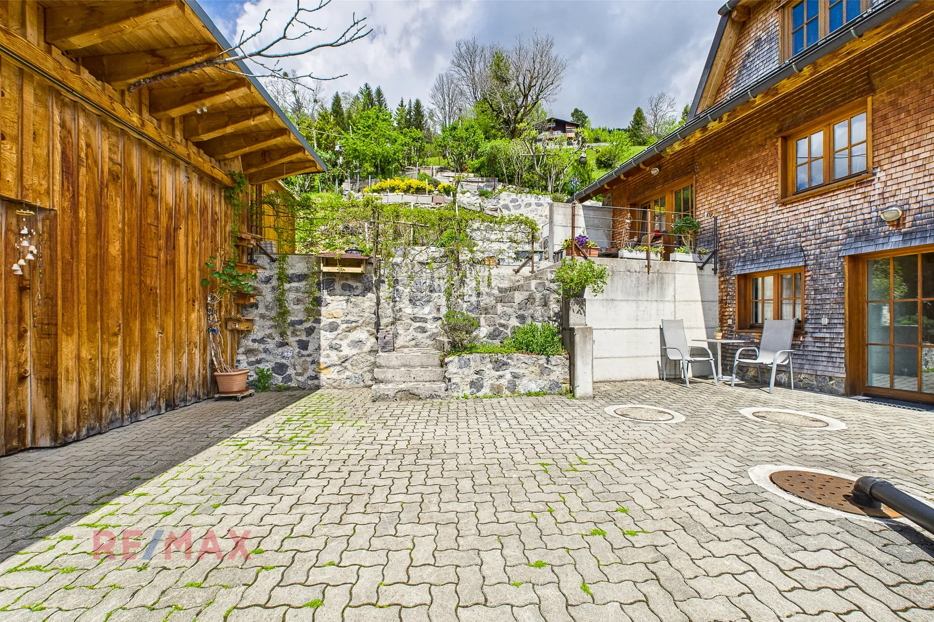 Exterior photo 6