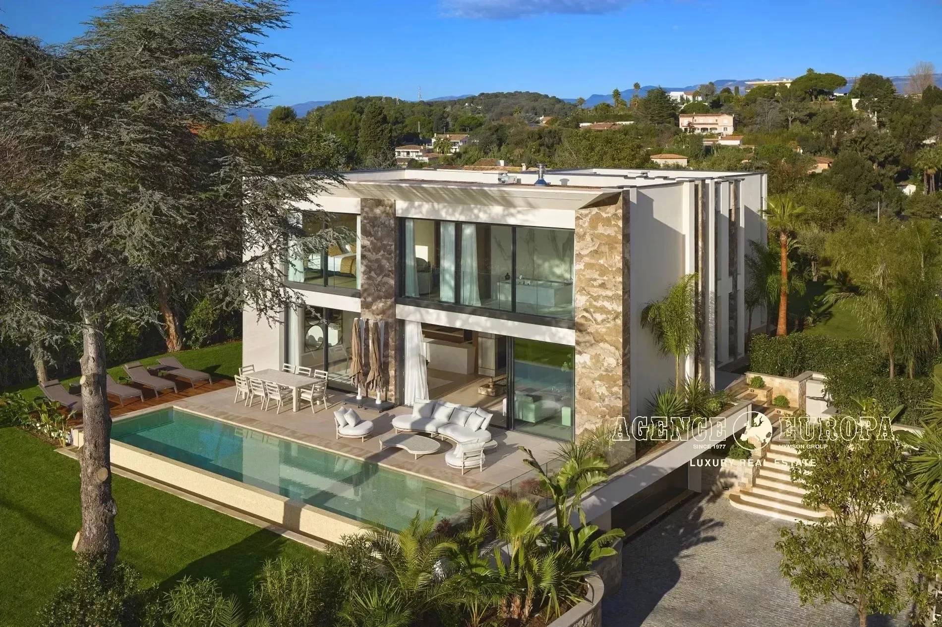 Exterior photo 2