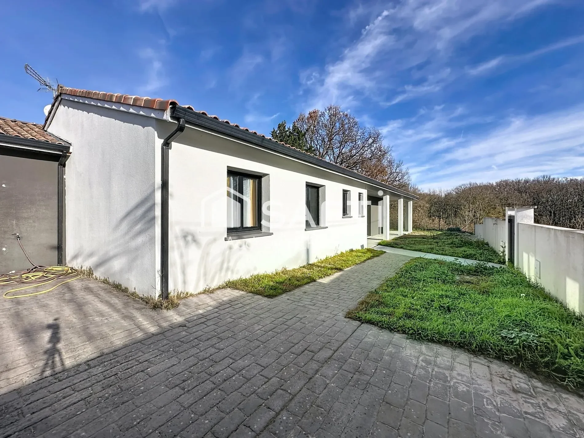 Exterior photo 4