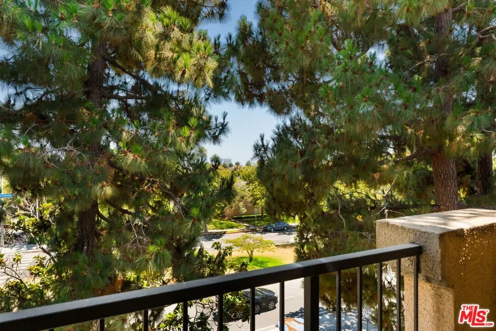 222 7th Street 301, Santa Monica, California, United States. - Photo 36