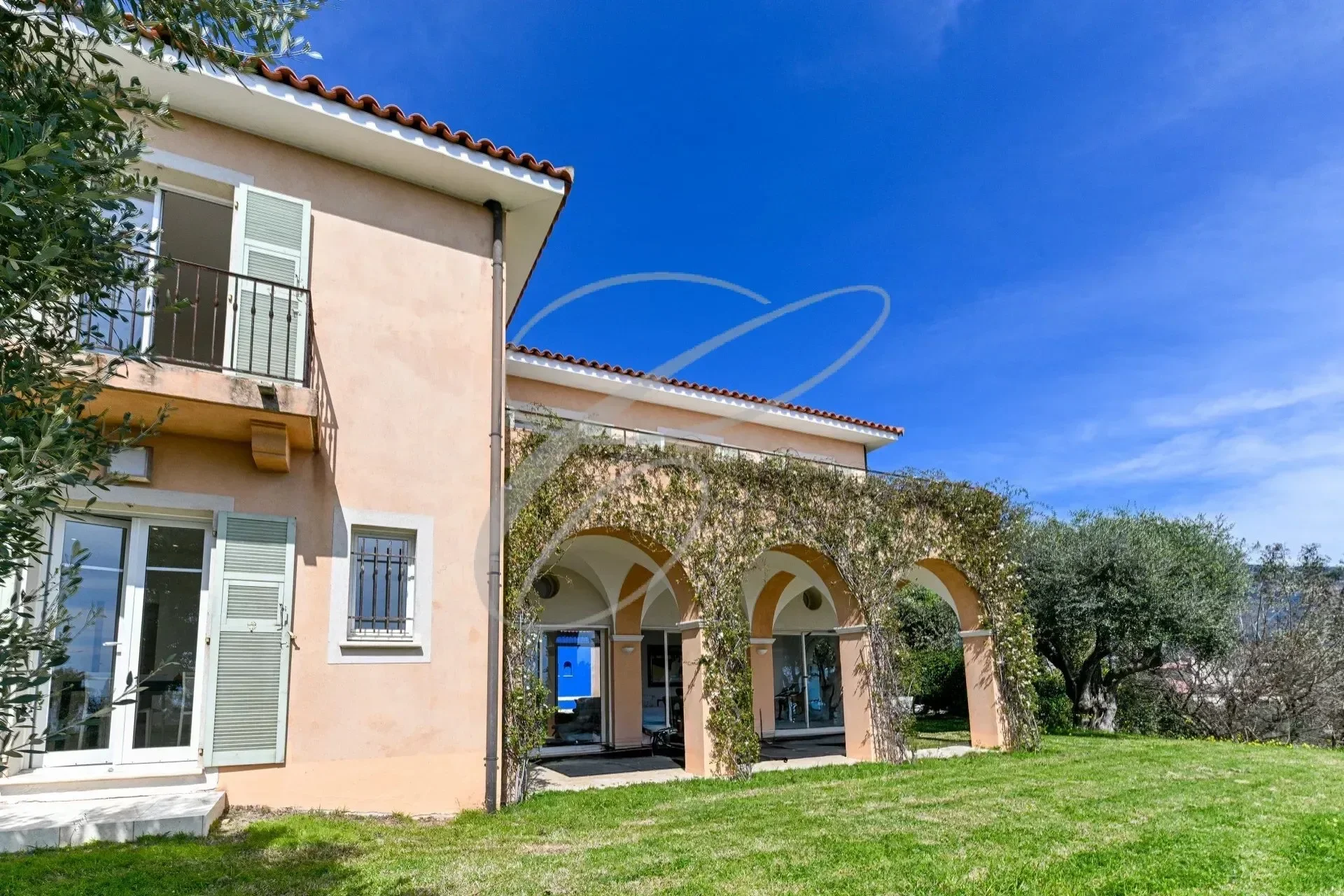 Exterior photo 5