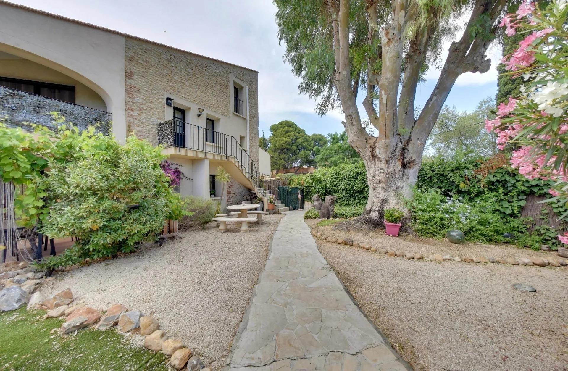 Exterior photo 10