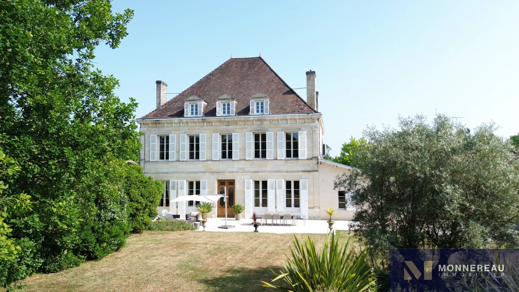Exterior photo 3