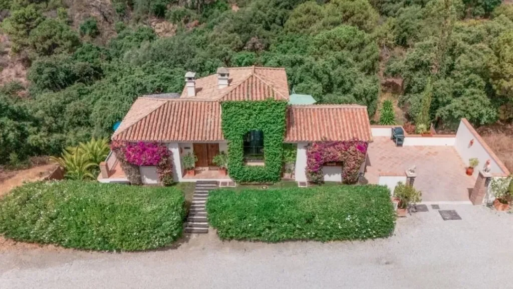 Exterior photo 6