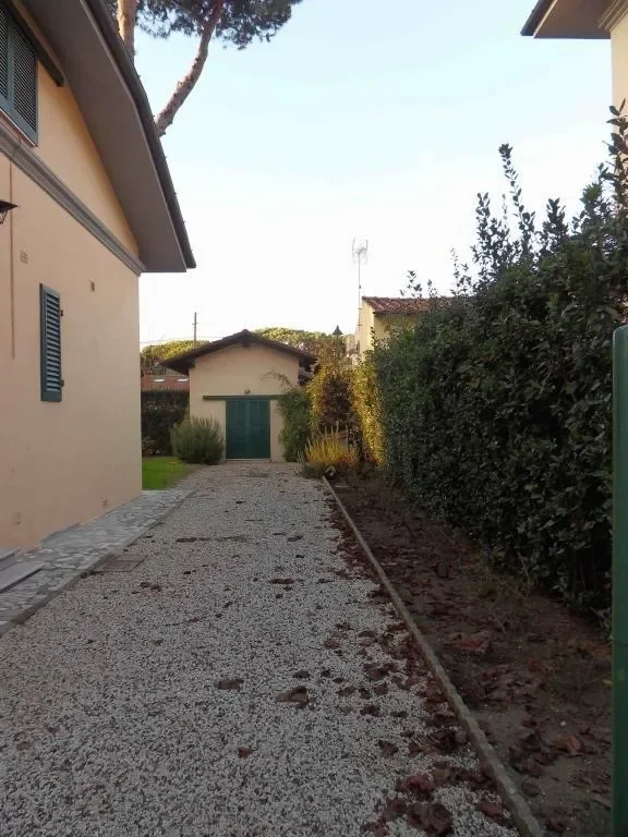 Exterior photo 5
