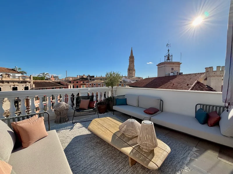Penthouse with a private terrace in Cort, Palma