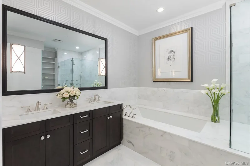 3000 Royal Court, 3211 - North Hills, New York