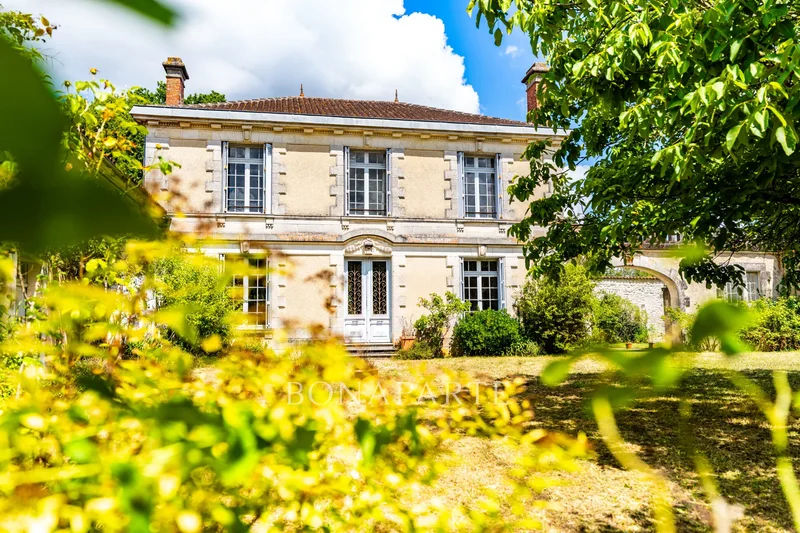 Warm bourgeois country house, its outbuildings and its garden