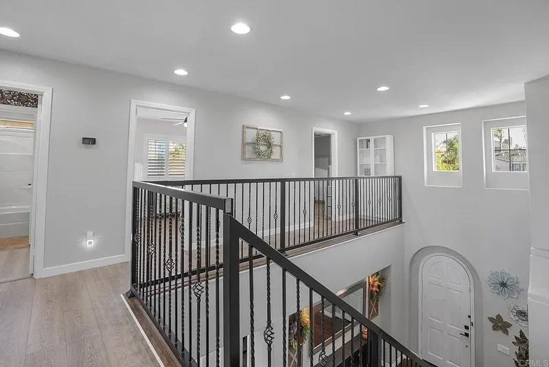 6 Bedrooms Single Family Detached