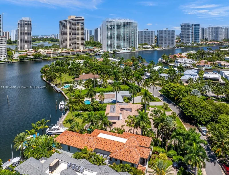 268 S Parkway, Golden Beach, Florida, United States. - Photo 40
