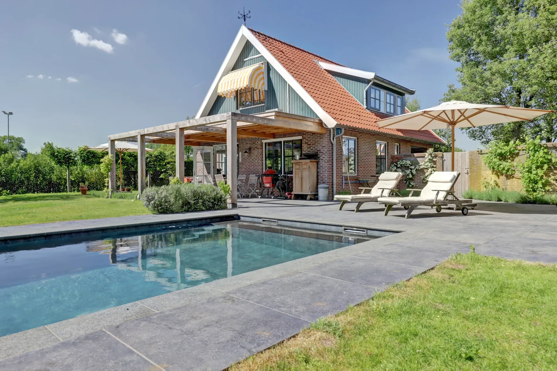 Exterior photo 3