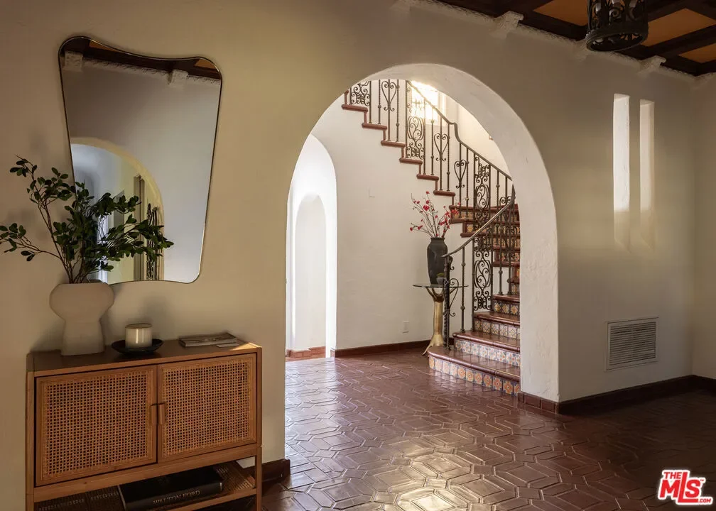 5470 Los Feliz Boulevard, Los Angeles, California, United States. - Photo 2