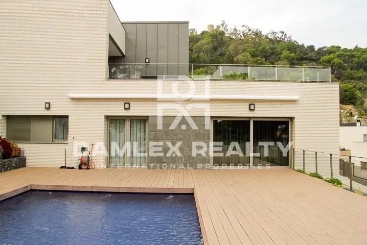 Exterior photo 5