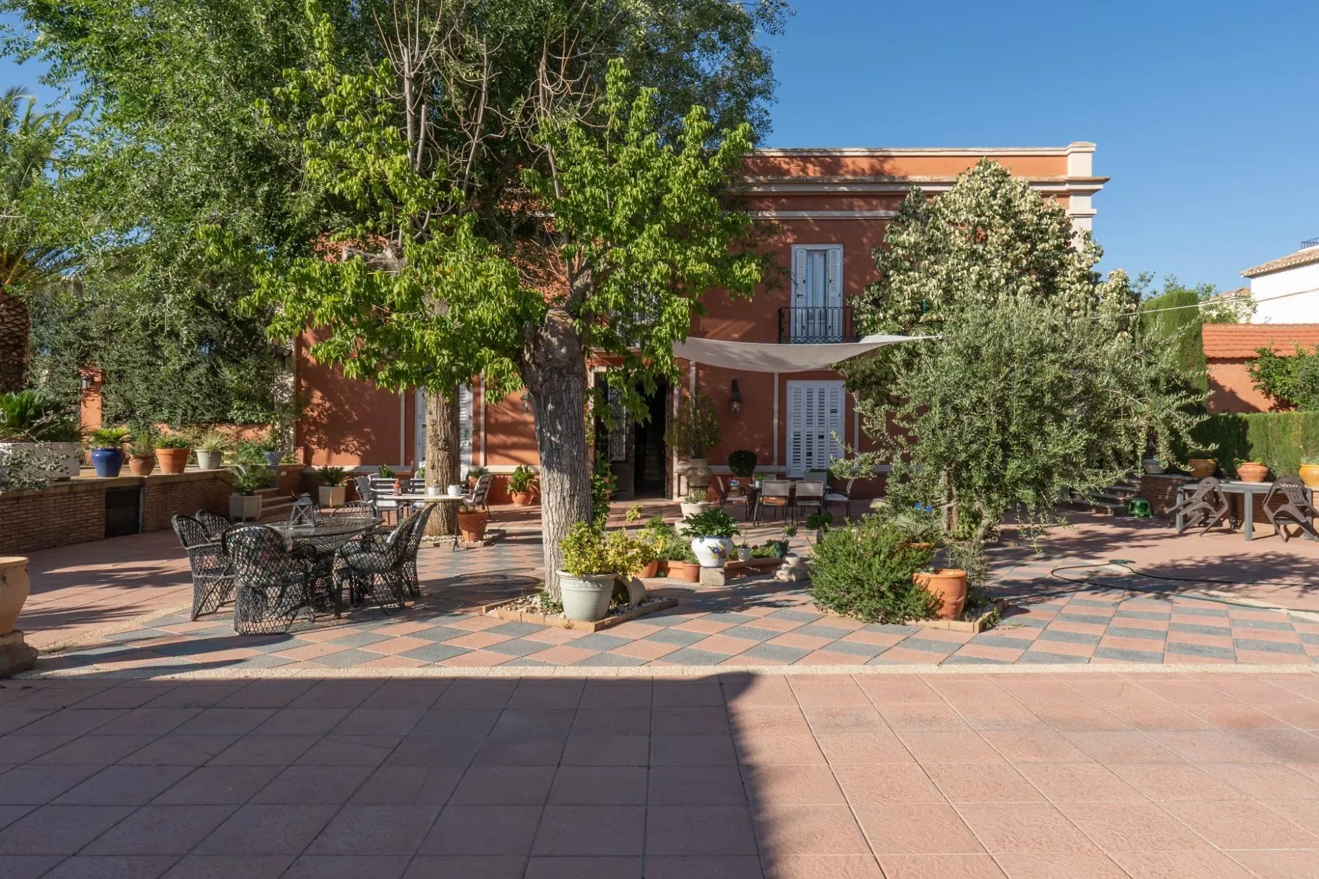 Exterior photo 3