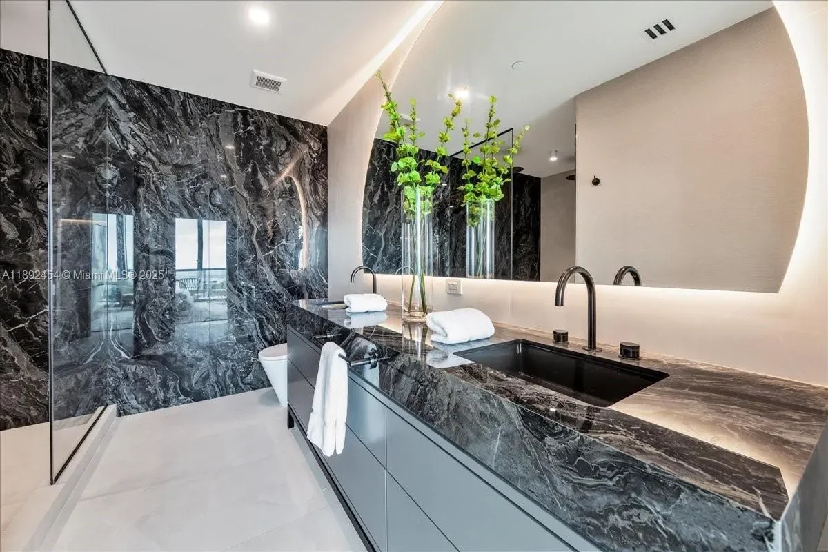 888 Biscayne Blvd #PH 5704, Miami, FL 33132, Miami, Florida, United States. - Photo 12