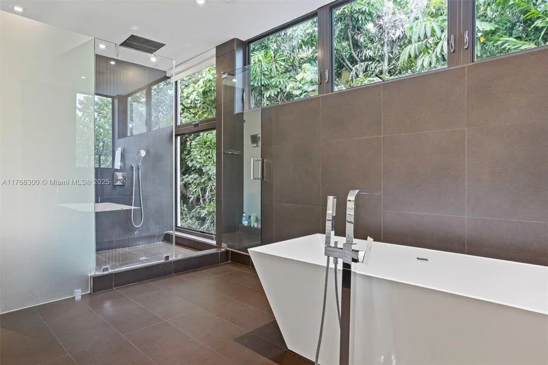 610 Harbor Cir, Key Biscayne, Florida, United States. - Photo 33
