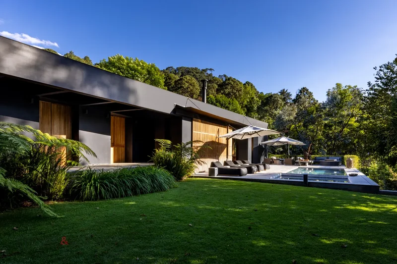 EXCLUSIVE SINGLE FAMILY RESIDENCE FOR SALE IN AVÁNDARO