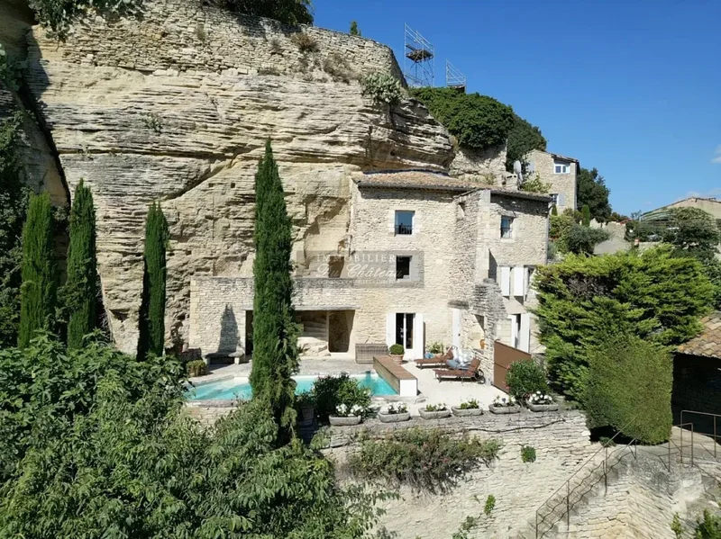 House for sale in Gordes, 142m² €1,350,000 with pool and terrace