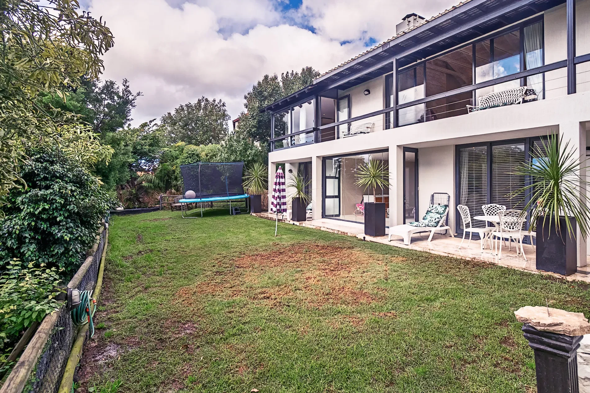Exterior photo 9