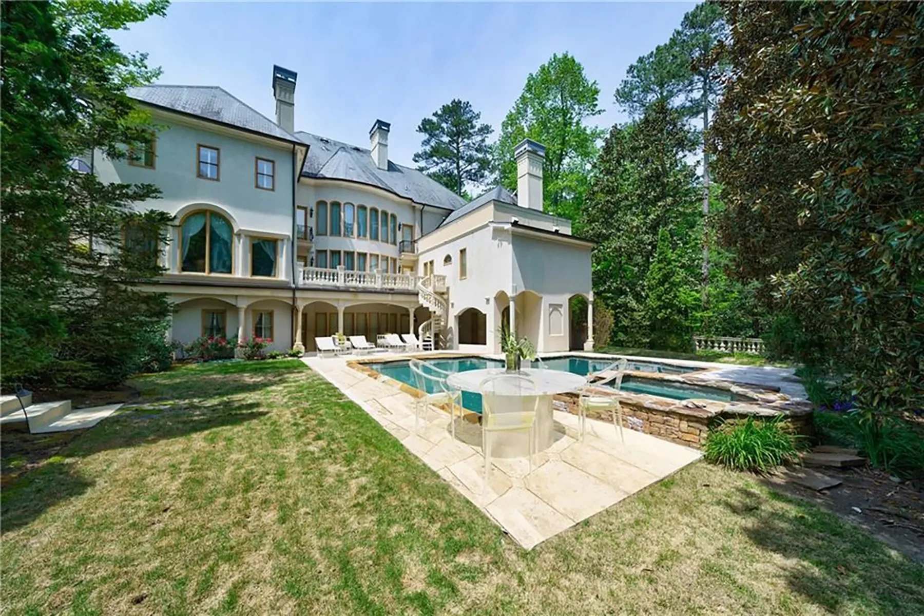 Exterior photo 6