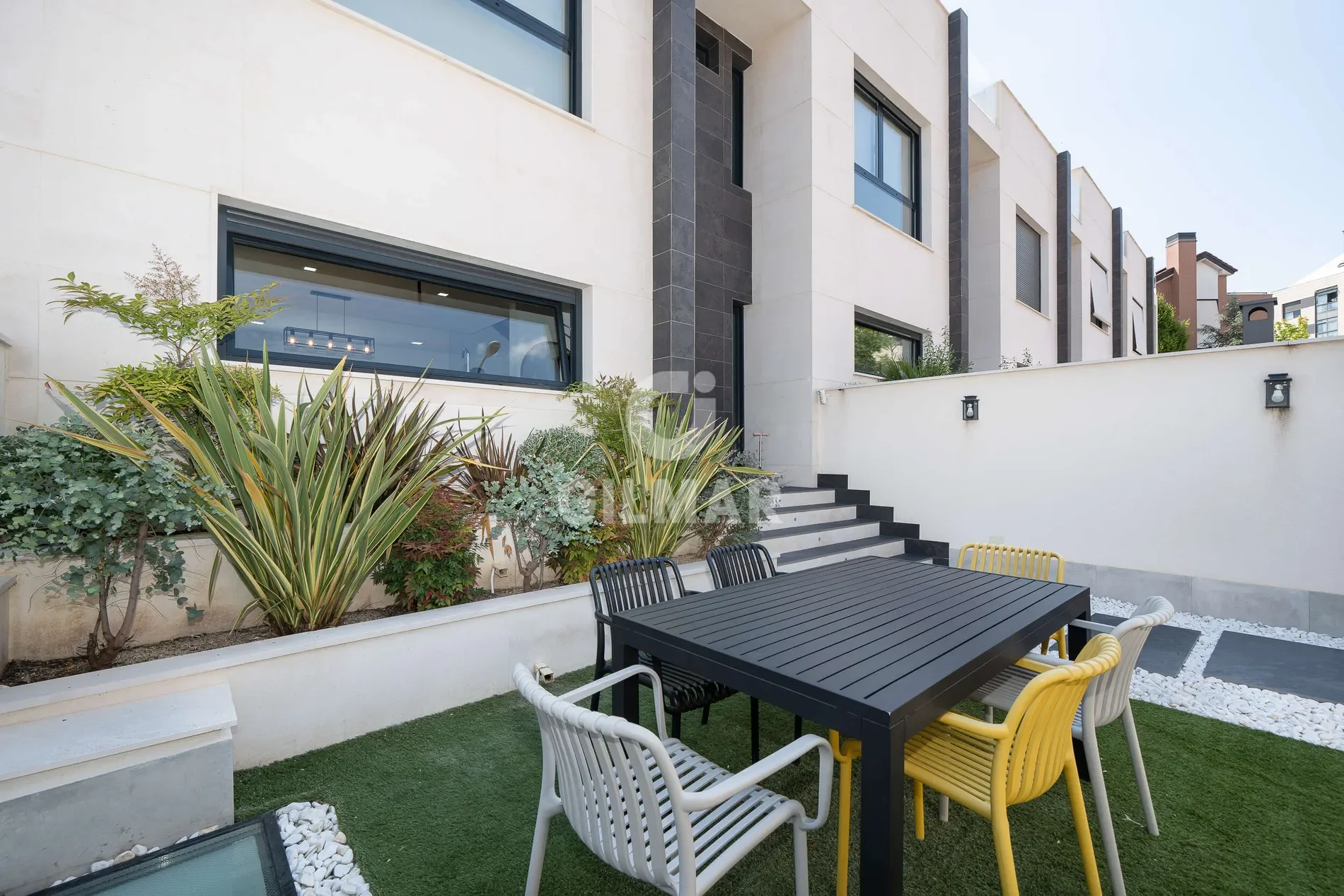 Exterior photo 5