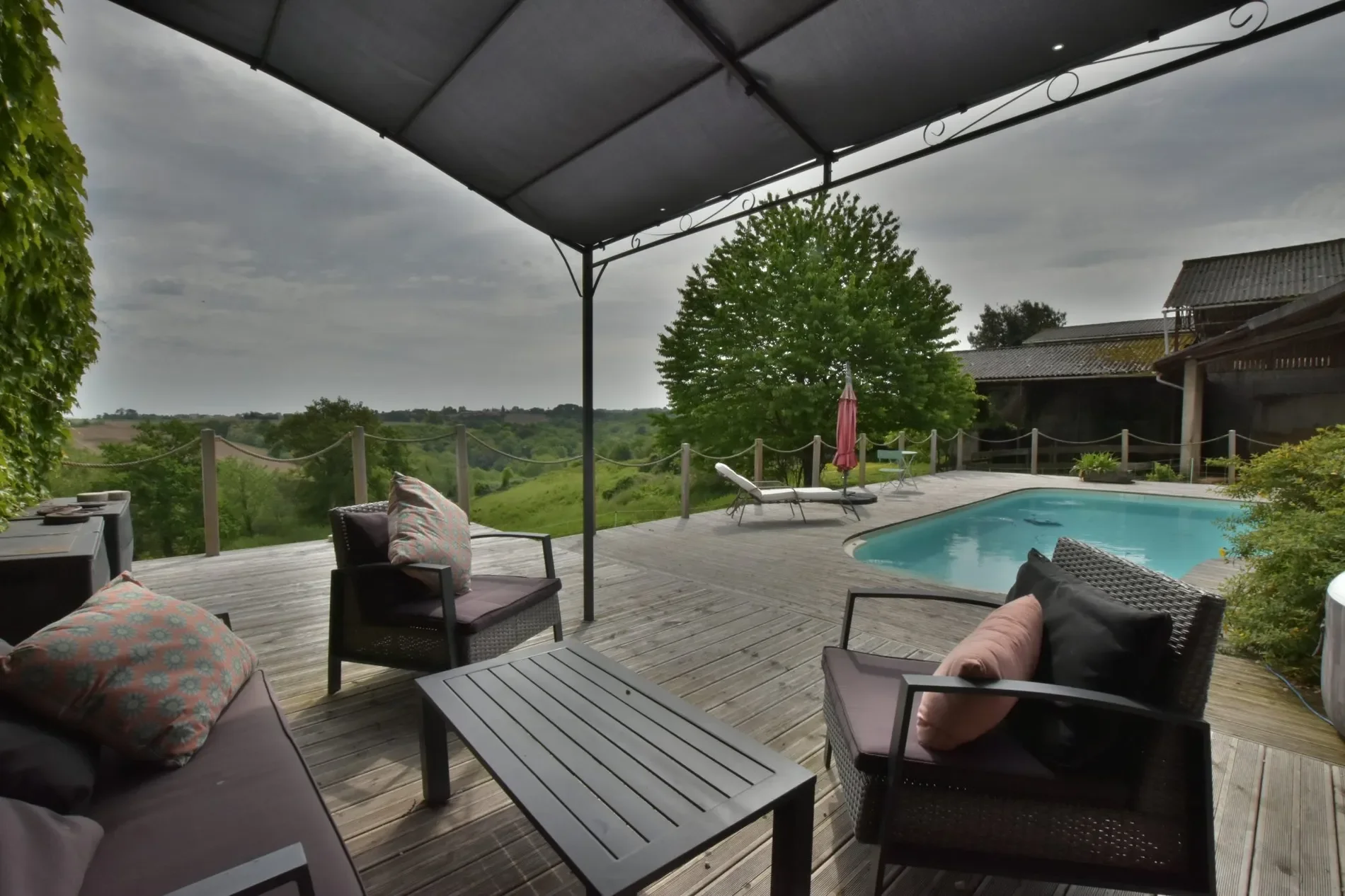 Exterior photo 1