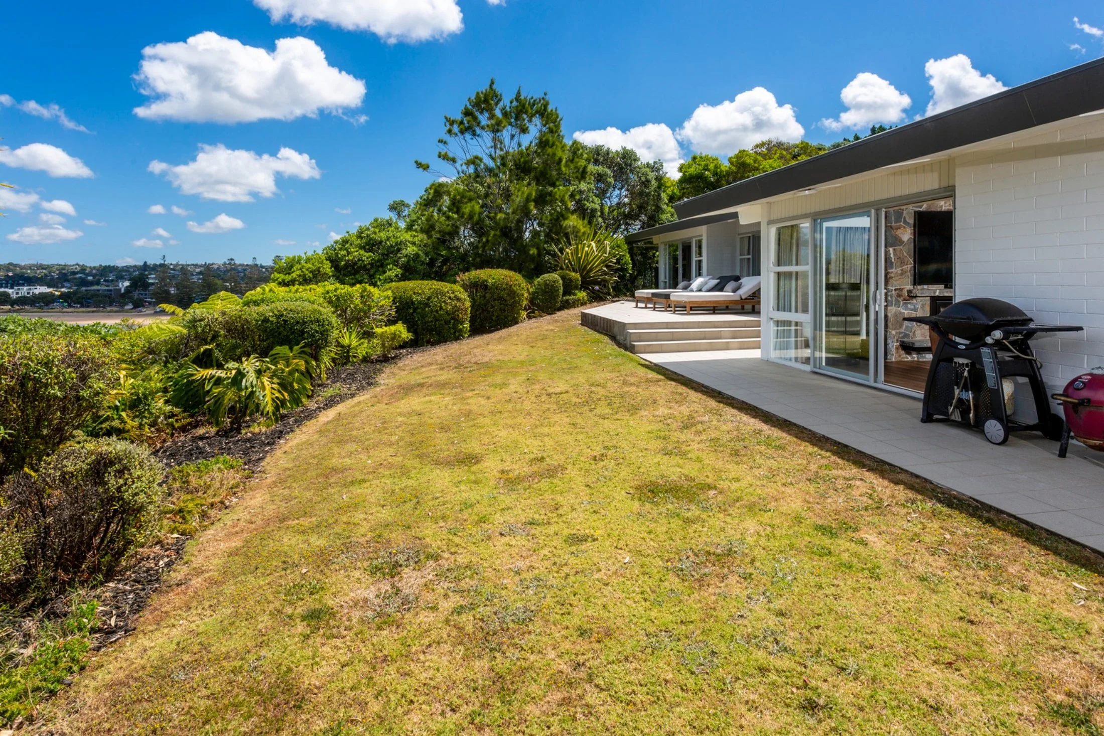 Exterior photo 6