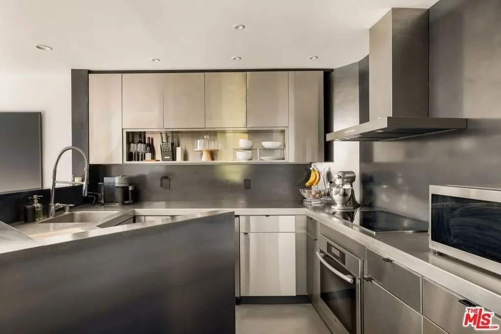 7187 Macapa Drive, Los Angeles, California, United States. - Photo 30