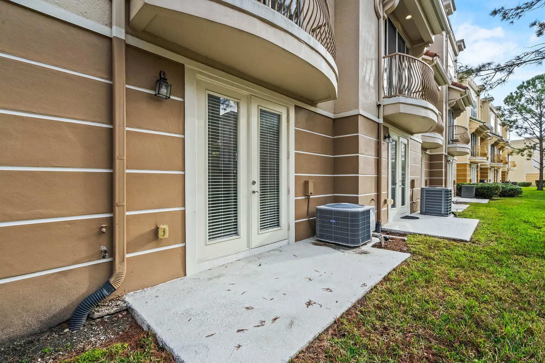 Exterior photo 4