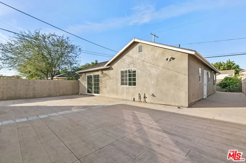 10823 Cantara Street, Los Angeles, California, United States. - Photo 32