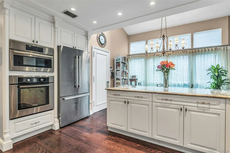 52 Hyde Court, Manhasset, NY 11030, Manhasset, New York, United States. - Photo 12