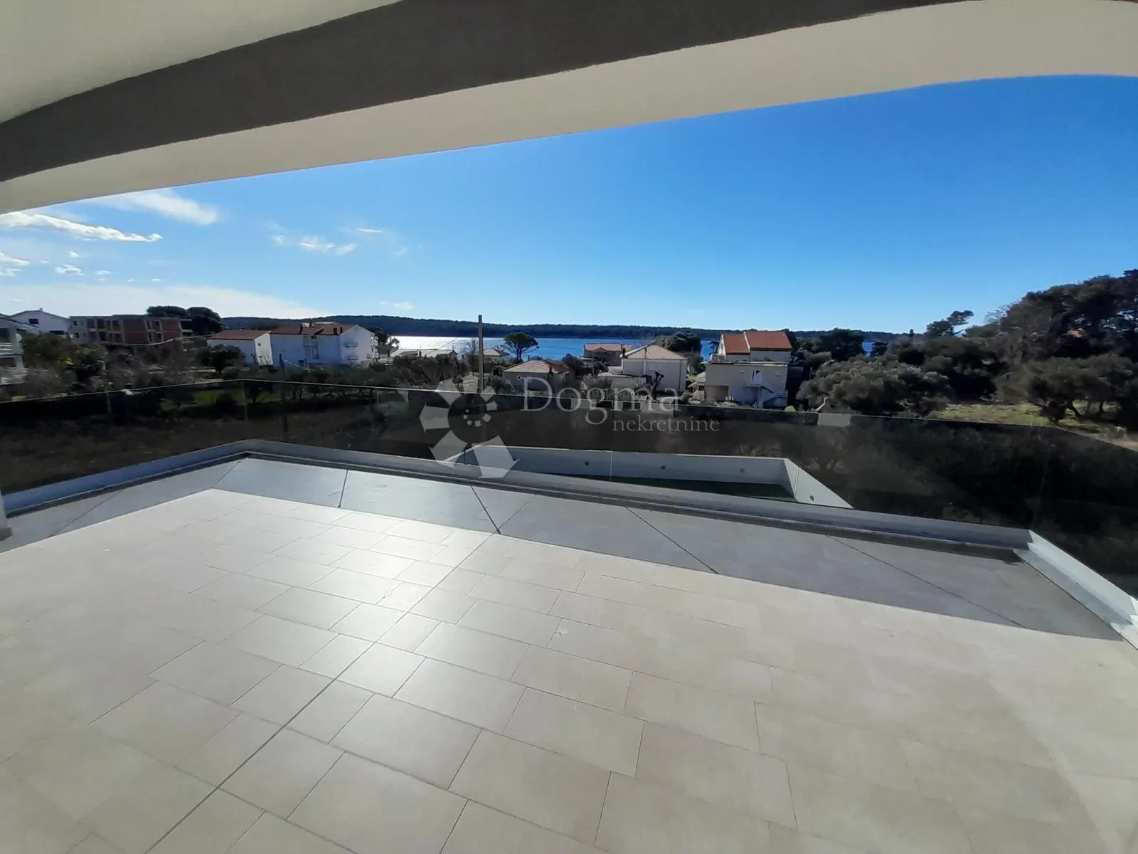 Exterior photo 8