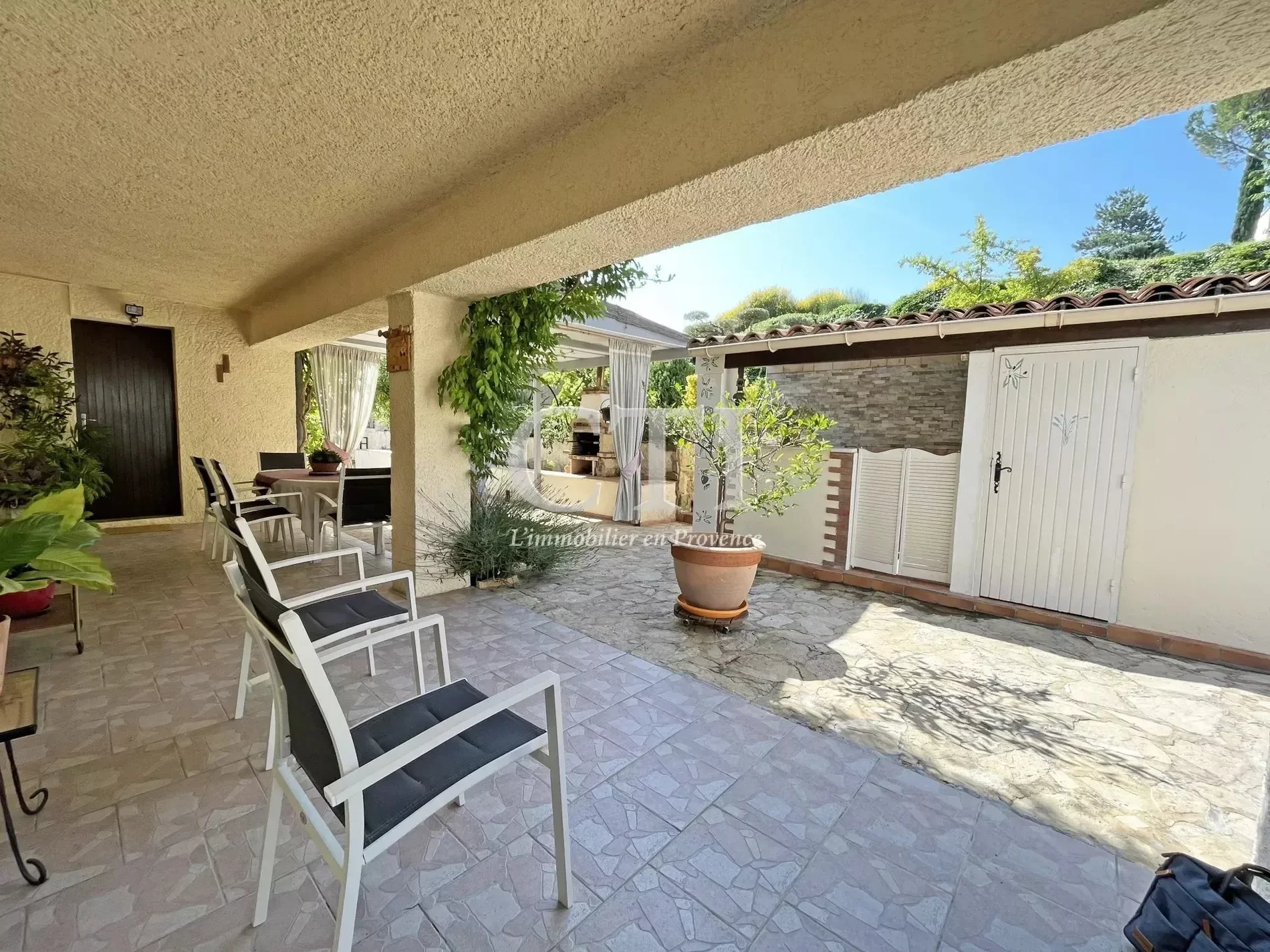 Exterior photo 3