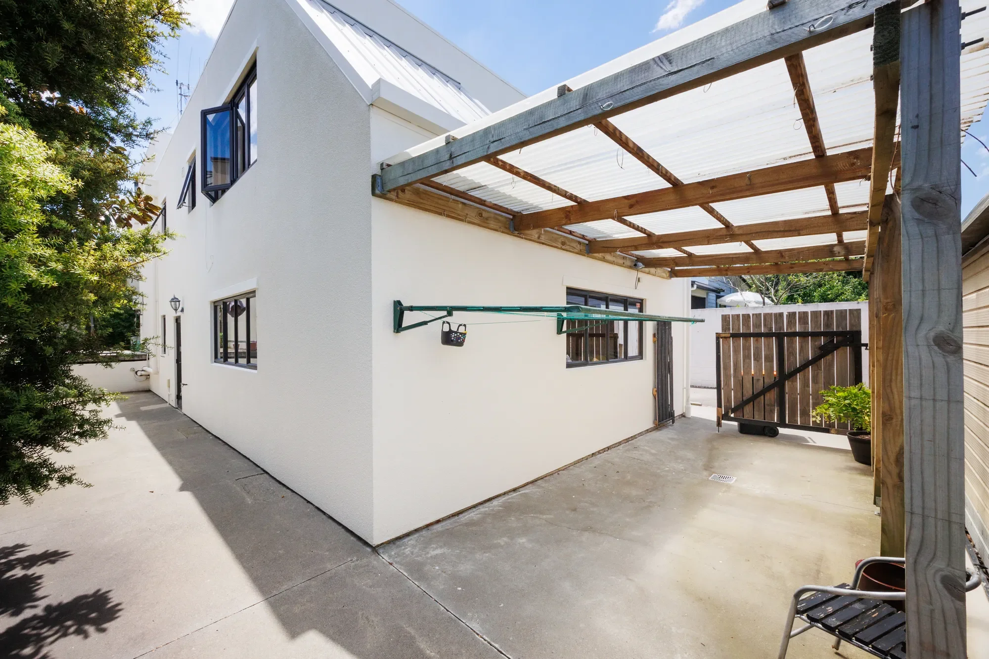 Exterior photo 3