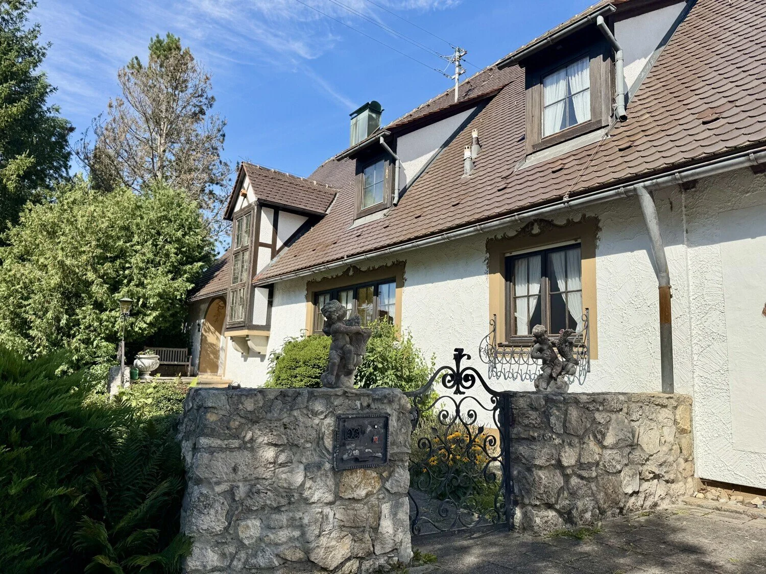 Exterior photo 8