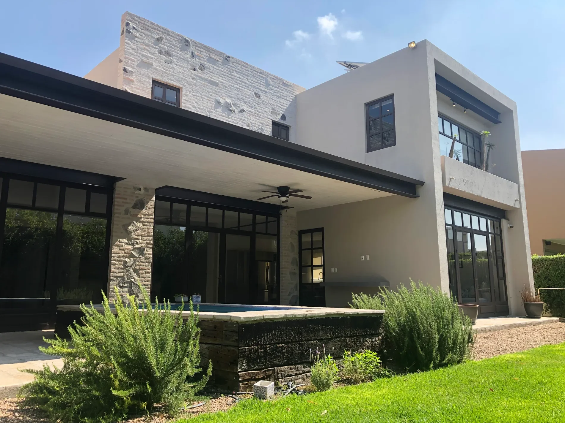 Exterior photo 3