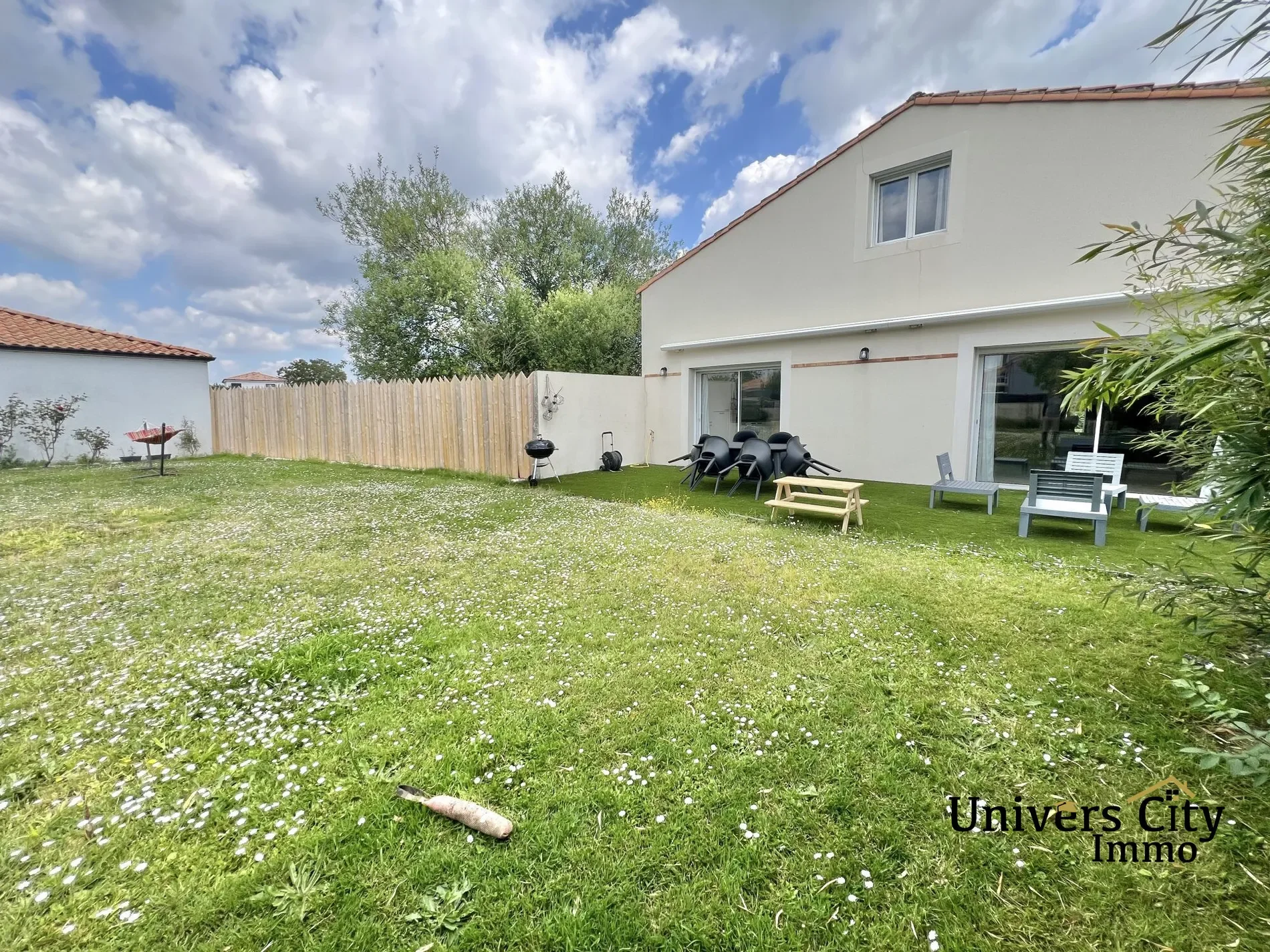 Exterior photo 1