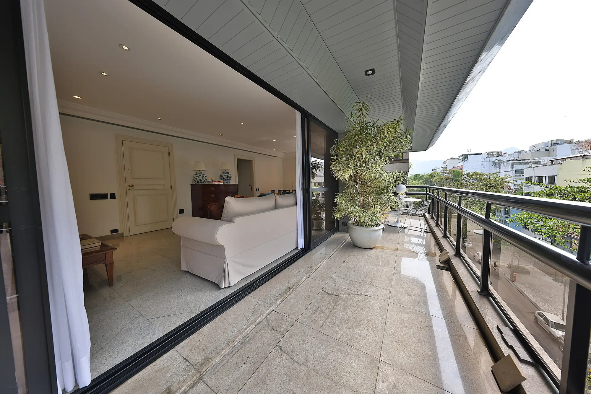 Exterior photo 2