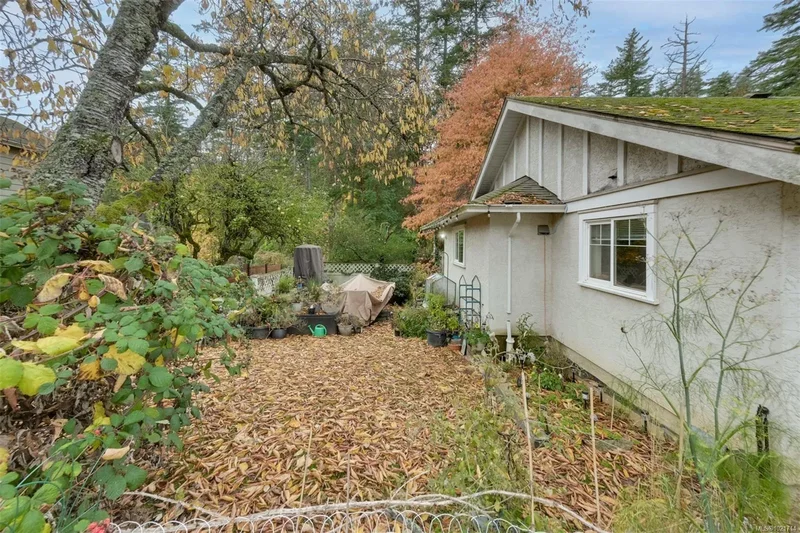 1975 Highland Rd, View Royal, British Columbia, Canada. - Photo 11