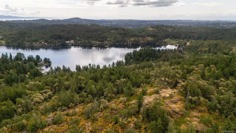 140 Petworth Dr, Saanich, British Columbia, Canada. - Photo 3