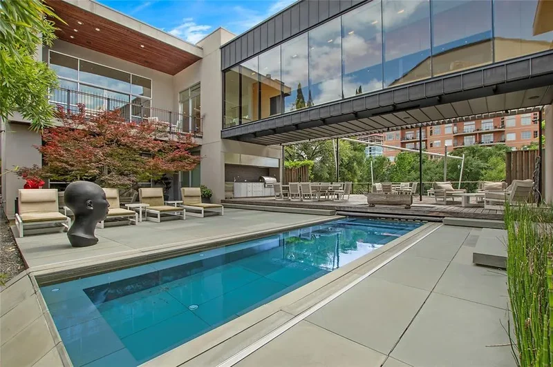 Single Family Residence in Dallas