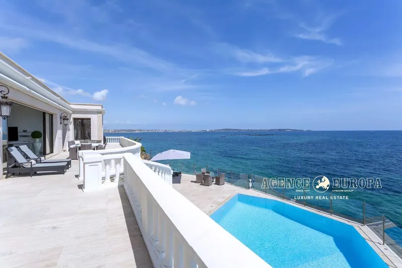 CANNES EXCEPTIONAL - VILLA RIGHT ON THE WATERFRONT
