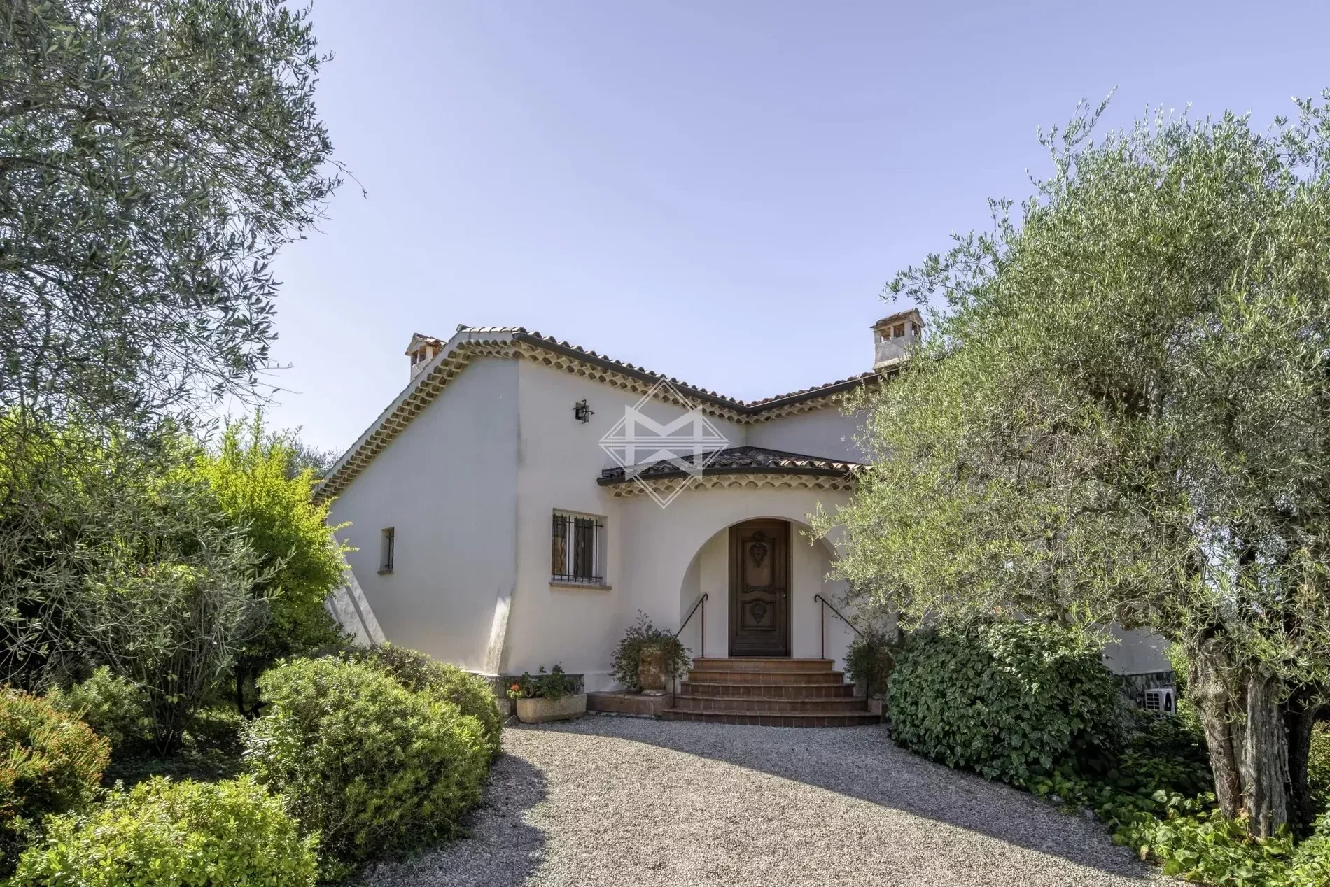 Exterior photo 5