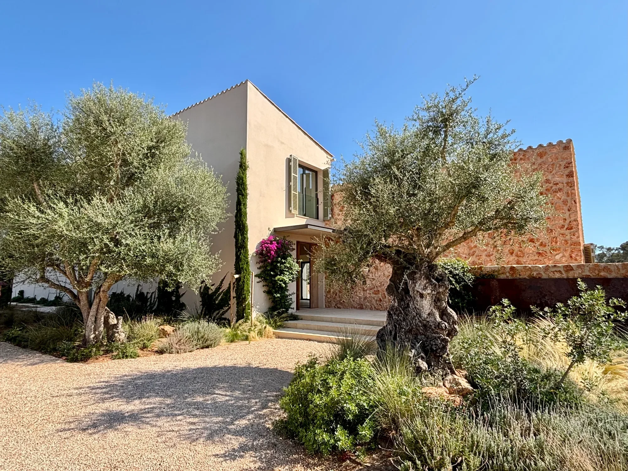 Exterior photo 3