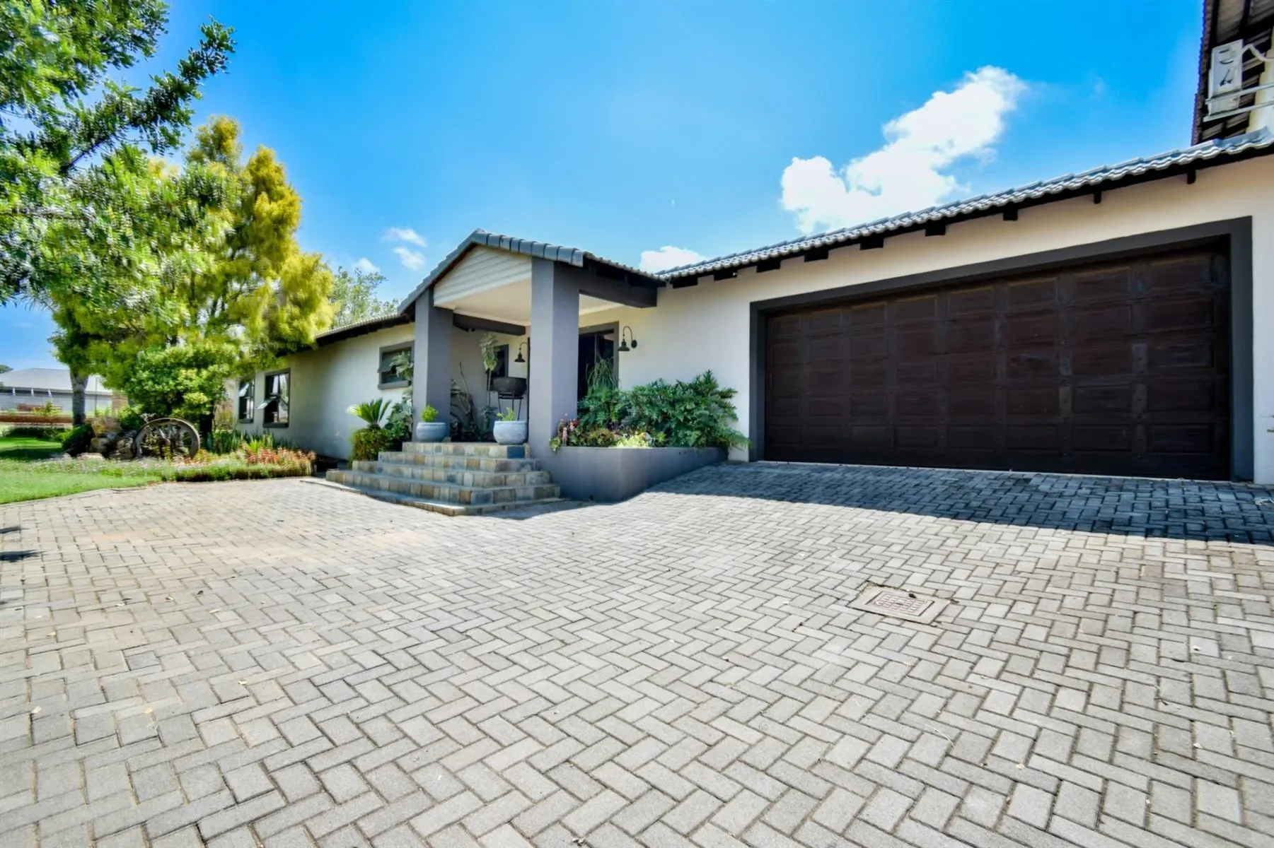 Exterior photo 4