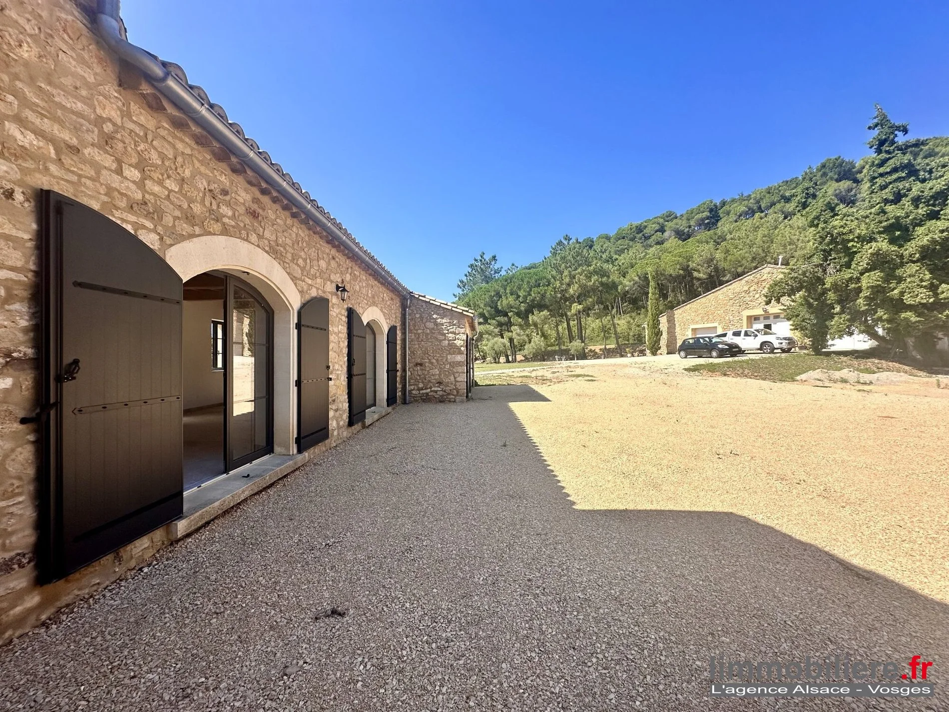 Exterior photo 5