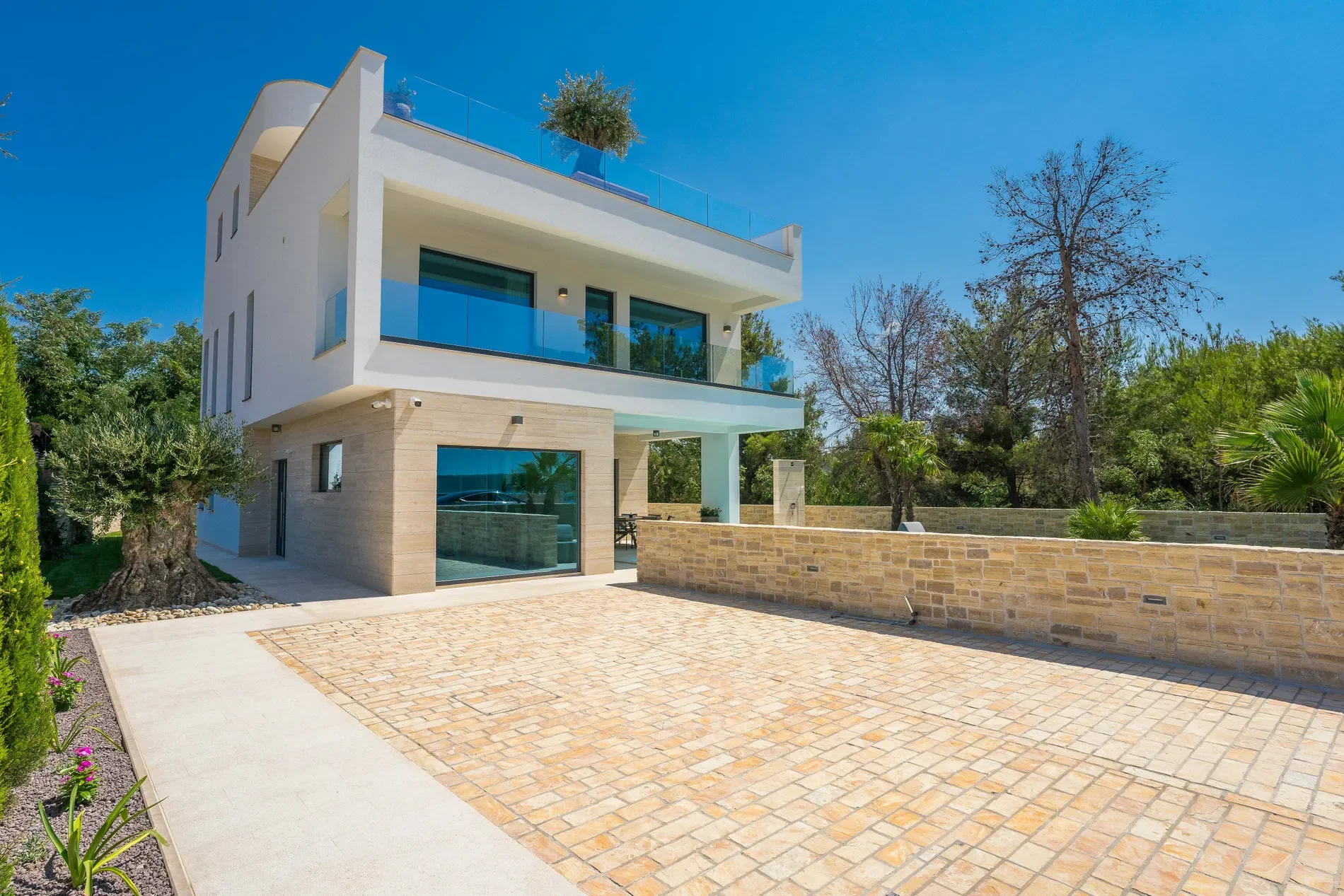 Exterior photo 12