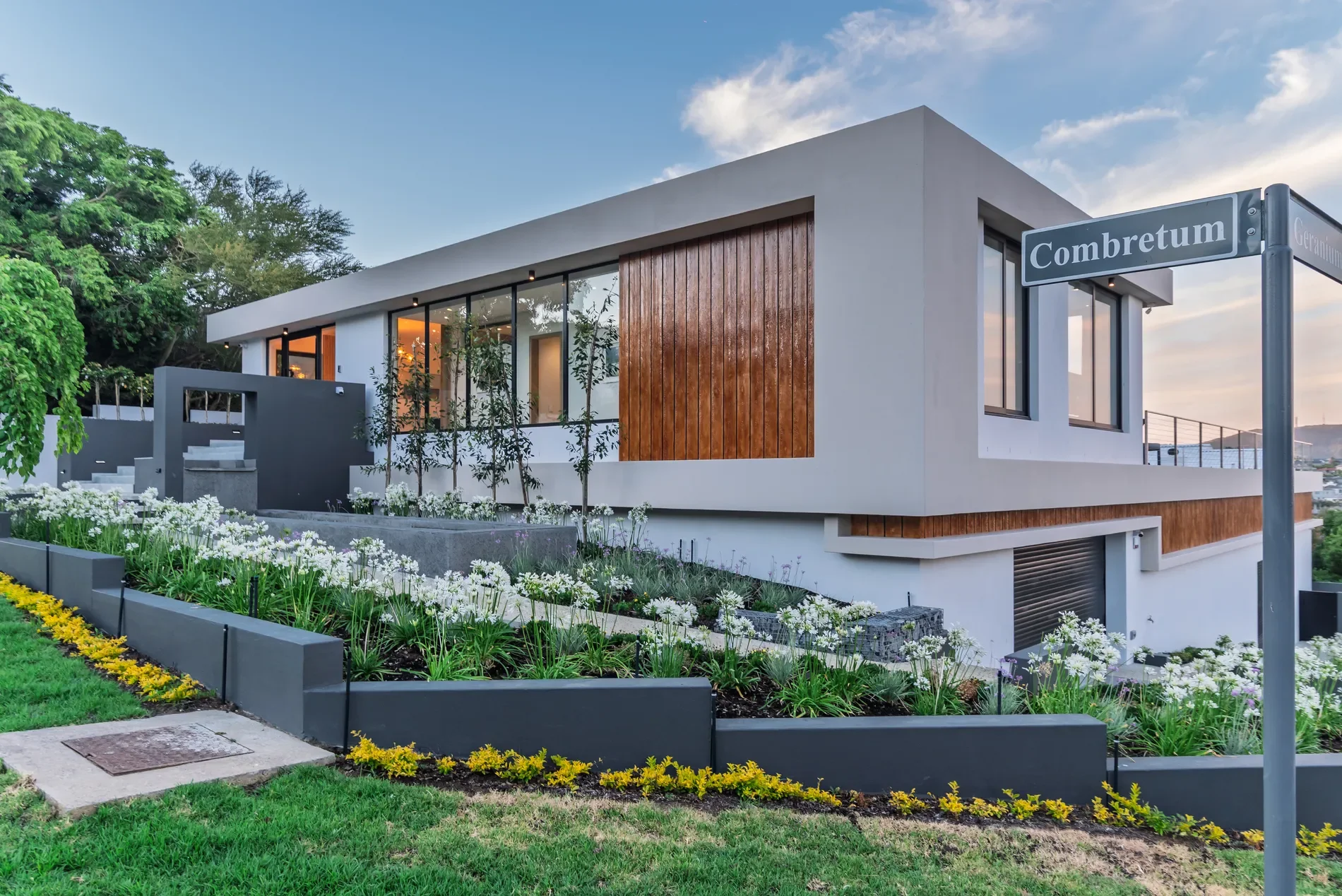 Exterior photo 4